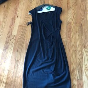 Sleeveless navy dress. Side details.
